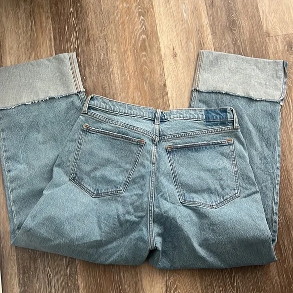 Abercrombie High Rise 90s Relaxed Jean with Raw Hem Cuff - Picture 4 of 4